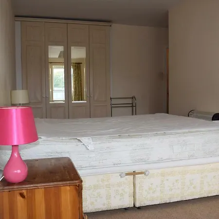 Bright 2 Bedroom With Balcony In City Centre *
